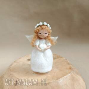 aniołek z serduszkiem - filcowana figurka, pamiątka komunijna do pokoju dziecka