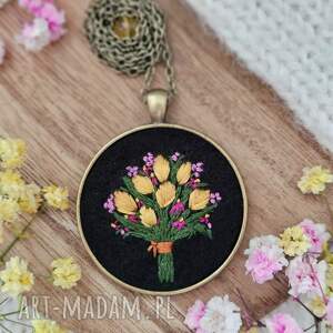 Naszyjnik bukiet żółtych tulipanów z fuksjowymi kwiatkami i cytrynem na czarnym, haftowane, tulipany, kwiaty