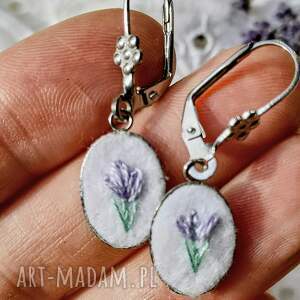 kolczyki lawenda jasna mini bigle z kwiatkiem, bukiet kwiatów, kwiaty lata