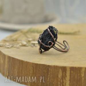 black - pierścionek z czarnym surowym turmalinem wire wrapping, biżuteria