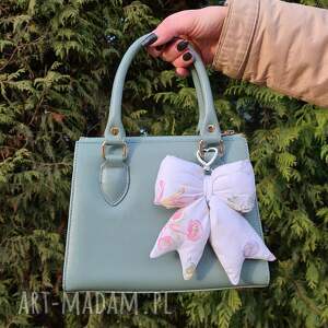 kokarda w kwiaty, brelok, styl romantyczny