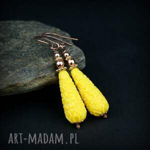 kolczyki żółte krople z rzeźbionych kamieni, biżuteria na prezent