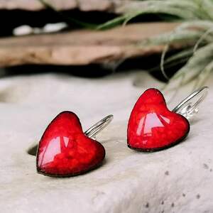 czerwone serca ceramicznne kolczyki wiszące w eko pudełeczku - romantyczny
