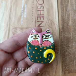 Broszka ceramiczna kotek w zielone kropki handmade