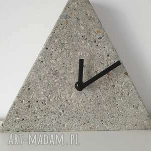 hand made zegary zegar stojący z betonu, loft trójkatny