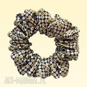 Czarna jedwabna scrunchie MIDI w kwiatki - gumka do włosów