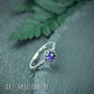 srebrny pierścionek flora z ametystem w koronce, niebieskim