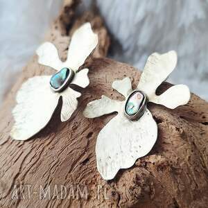 mosiężne kolczyki kwiaty z muszlą paua, mosiądz biżuteria autorska prezent