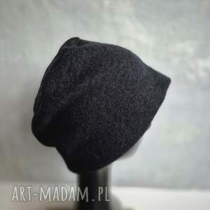 Czapka damska czarna uniwersalna i miła, dobra na codzienne noszenie