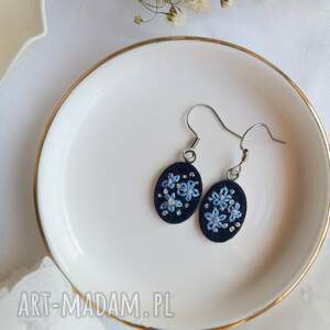 kolczyki niezapominajki nocą małe haftowane dziewczęca biżuteria, kwiaty lata