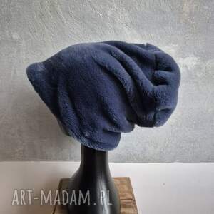 czapka futrzana niebieska ociepła na podszewce, prezentuje się niezwykle