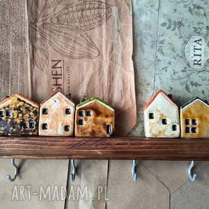 Wieszak z brązowo beżowymi domkami, ceramika, drewno