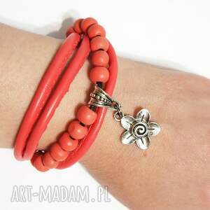 bransoletka - malinowa rzemienie, drewniane koraliki, kwiat niej prezent