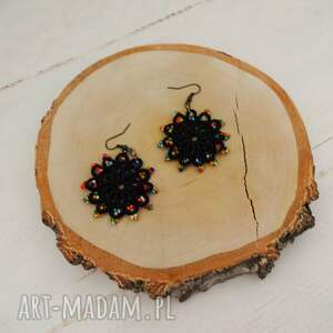 Czarne, frywolitkowe kolczyki z kolorowymi koralikami, lekkie, okrągłe