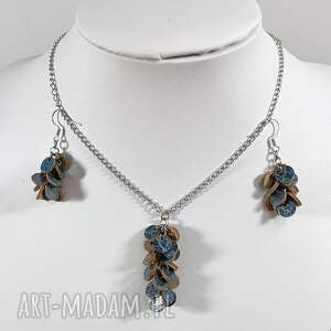 Komplet naszyjnik z zawieszką i kolczyki z niebiesko - srebrnej skóry i stali z kolczykami, bizuteria