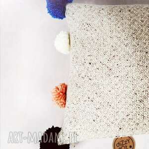 beżowa poduszka dekoracyjna z pomponami do pokoju dziecka
