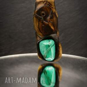 biżuteria z duszą natury - wisiorek malachitem i ręcznie rzeźbionym drewnem