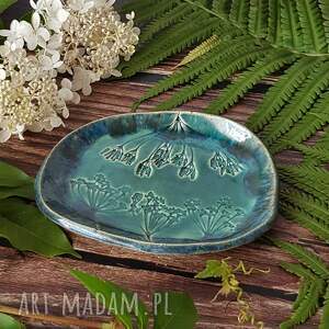 zielono - turkusowy owalny talerzyk z roślinami, podstawka ceramiczna