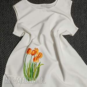 Ręcznie haftowany bukiet tulipanów na bluzeczce - haft płaski
