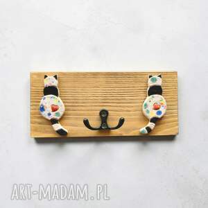 Drewniany wieszak na klucze z ceramicznymi kotkami