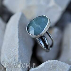 srebrny pierścień z akwamarynem