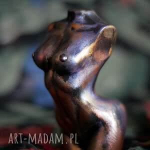 figurka kobiety, metaliczna, kolorowa, rzeźba z gipsu, wys 9 cm