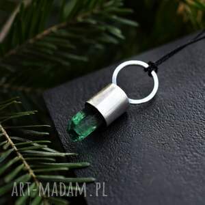 srebrny naszyjnik z zielonym kryształem srebro oksydowane biżuteria minerałem