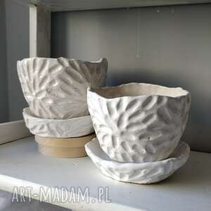 handmade ceramika zestaw dwóch ceramicznych doniczek że spodkami