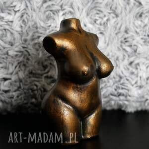 handmade dekoracje rzeźba kobieta o szerokich biodrach - wys. 9 cm metaliczne
