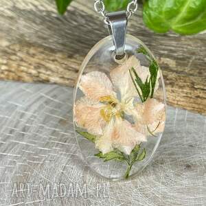 naszyjnik z pastelowym kwiatem w żywicy z2053 owalny wisiorek, roślinny wisiorek