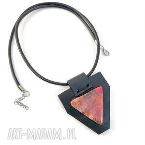 Skórzany naszyjnik z zawieszką z różowo czeronym agatem