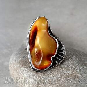 bigtofi srebrny pierścionek z bursztynem, metaloplastyka srebro