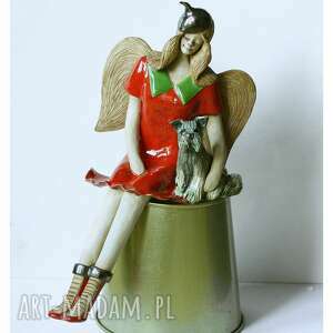 handmade ceramika anioł siedzący z pieskiem