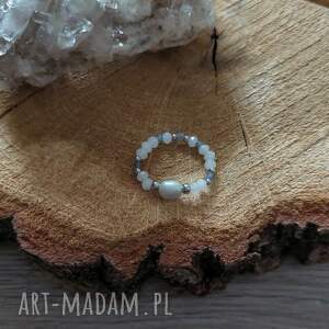elastyczny pierścionek z jadeitem, akwamarynem i perłą, biżuteria na walentynki