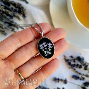 naszyjnik haftowany ręcznie lawenda ciemna owalny mały w stylu retro mamy