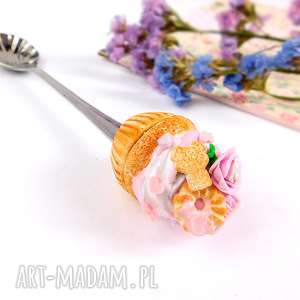 hand-made dekoracje słodka łyżeczka z różową babeczką