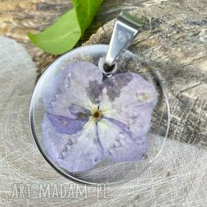 Lekki wisior z kwiatami w żywicy z2090, niebieski wisiorek