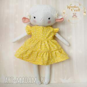 owieczka paula przytulanka w żółtej sukieneczce kwiatuszki, dekoracja