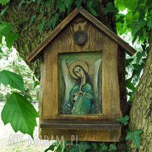 drewniana kapliczka - anioł grający na piszczałce aniołem