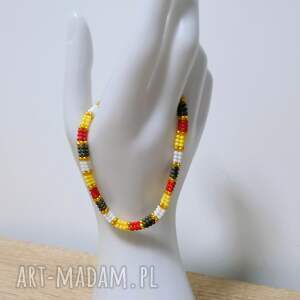 bransoletka z koralików akcentem złotym, dodatek do stylizacji