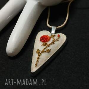 ręcznie haftowany wisior flora na filcu stylowo, boho, niebanalnie bez