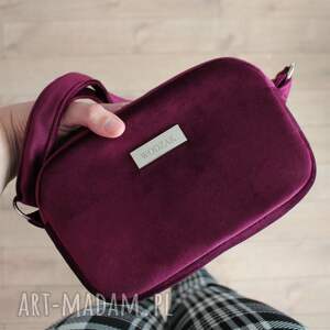 torebka listonoszka mini z purpurowego weluru, kopertówka na ramię