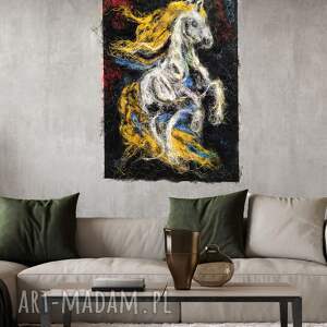 koń w ruchu - obraz z włókien, mocne kontrasty, rękodzieło 100x70