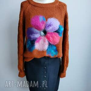 swetry rudy sweter z filcowanym kwiatem r s/m kwiaty kolorowe
