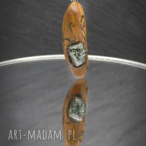 drewniany wisiorek - serpentynit ręcznie rzeżbiony naszyjnik z drewna