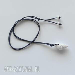 Wisiorek z muszlami na regulowanym sznurku - handmade