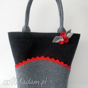 handmade na ramię filcowa torebka - koszyczek z czerwoną falbanką
