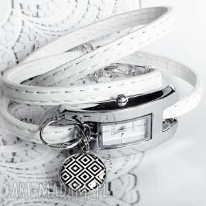 zegarek damski na pasku skórzanym z zawieszką - czarno-biały delikatny