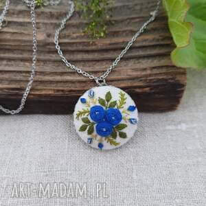 święta, haftowany medalion, haft na biżuterii, kwiatowy wisiorek, ręcznie