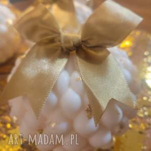 duża świeca sojowa - bombka z kokardą i płatkami złotej folii upominek dekoracje